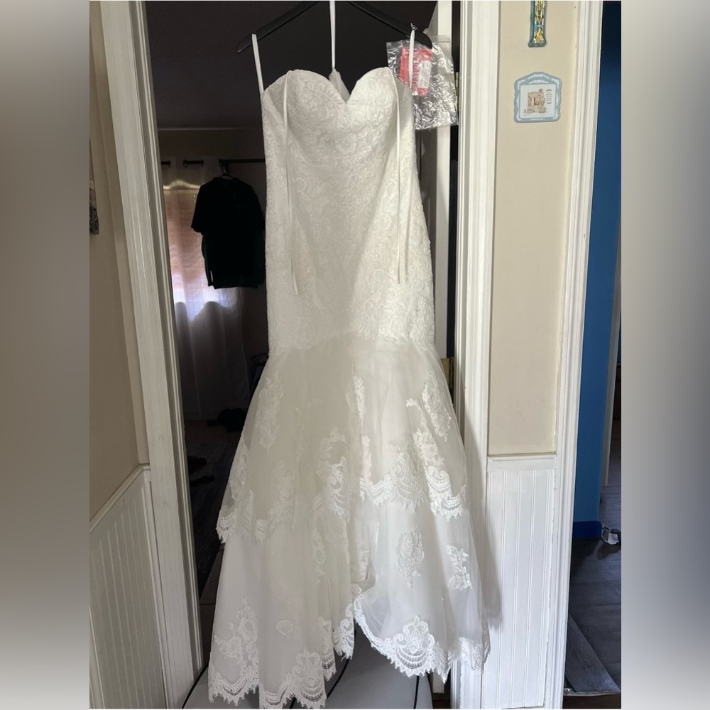 Sweetheart neckline wedding dress - Picture 1 of 4